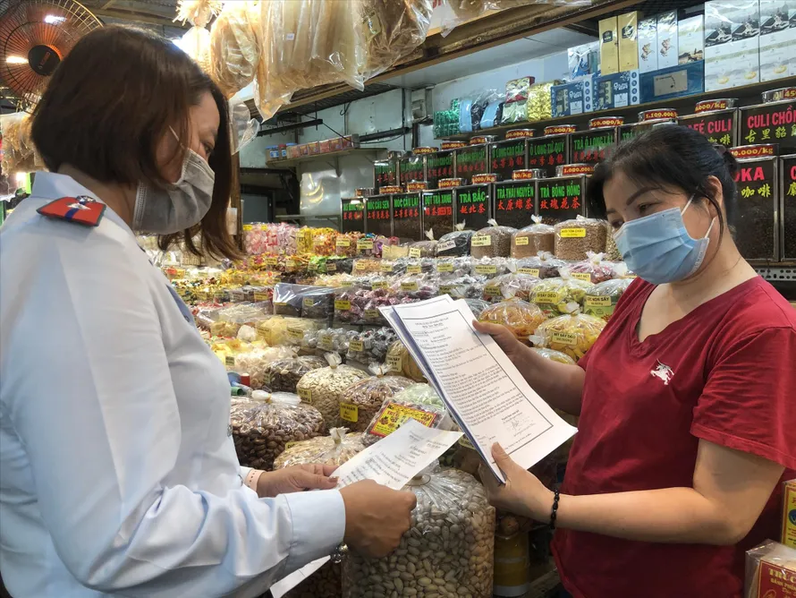 Tiểu thương chứng minh nguồn gốc thực phẩm bằng giấy tờ, hóa đơn bán hàng Ảnh: U.P