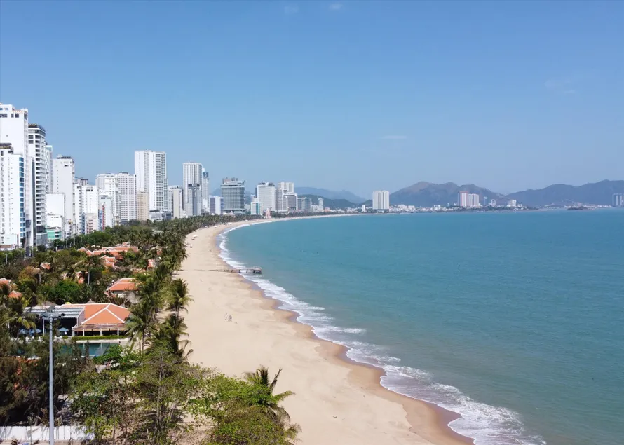 Mặt biển vịnh Nha Trang được tỉnh Khánh Hoà lấy lại để làm bãi tắm cho người dân. Ảnh: Lữ Hồ