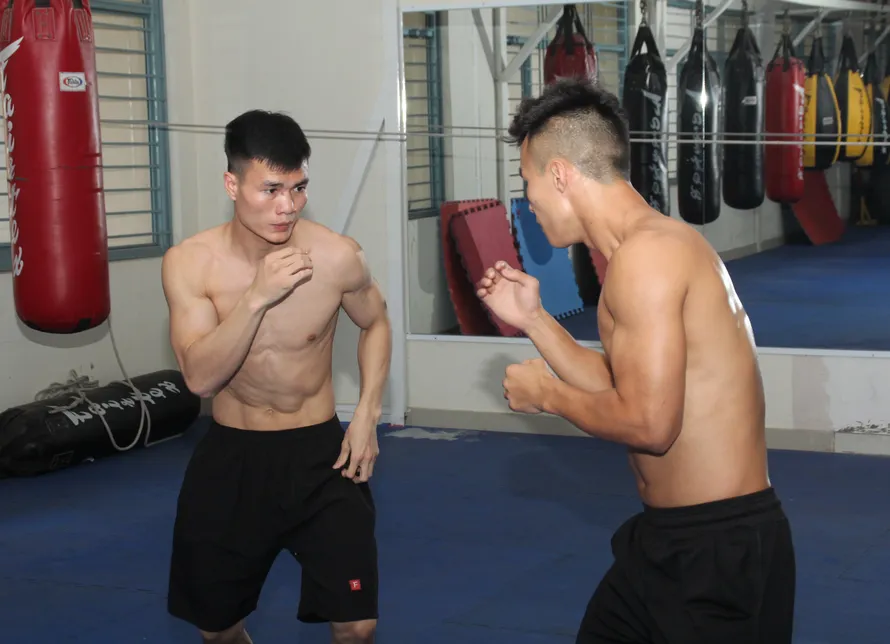 Võ sĩ Nguyễn Văn Ðương (bên trái) ra sức tập luyện cho các mục tiêu tại đấu trường khu vực và thế giới sắp tới. Ảnh: NGÔ TÙNG