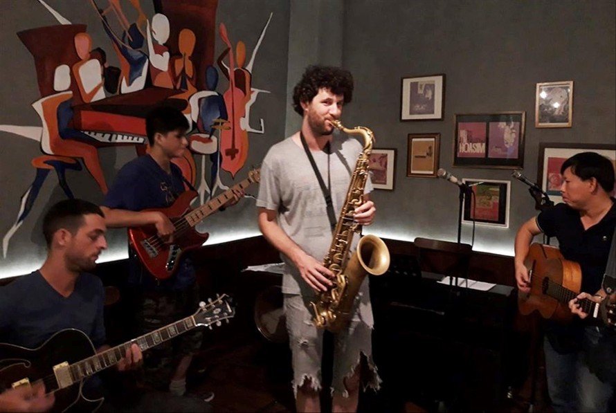Ben thổi kèn cùng các bạn ở Sài Gòn Jazz Club. Ảnh: Hồ Ðắc Anh Thi
