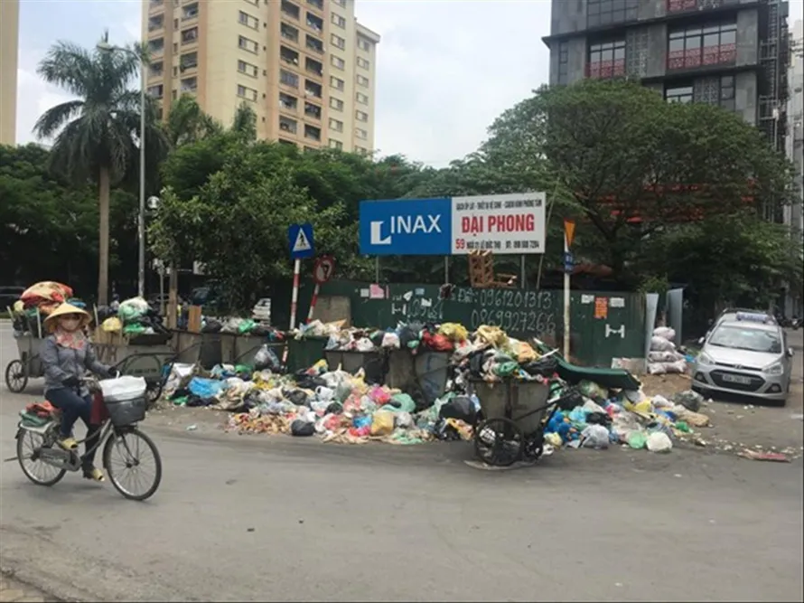Xe rác xếp hàng trên phố phường Hà Nội những ngày qua