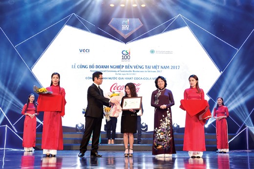 Quyền Chủ tịch nước Đặng Thị Ngọc Thịnh và Chủ tịch VCCI -TS Vũ Tiến Lộc trao chứng nhận doanh nghiệp bền vững cho đại diện Coca-Cola Việt Nam