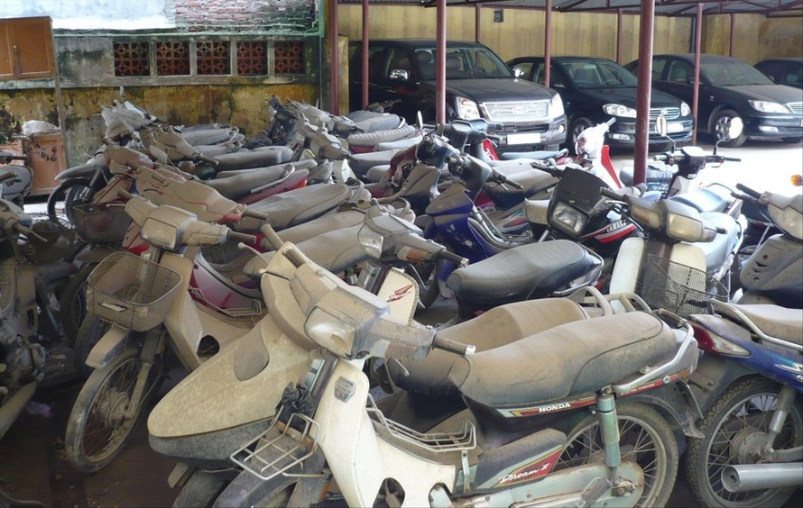  Bãi tạm giữ xe vi phạm Hà Đông đang quá tải, nhiều ô tô phủ bụi. Ảnh: T.Đảng 
