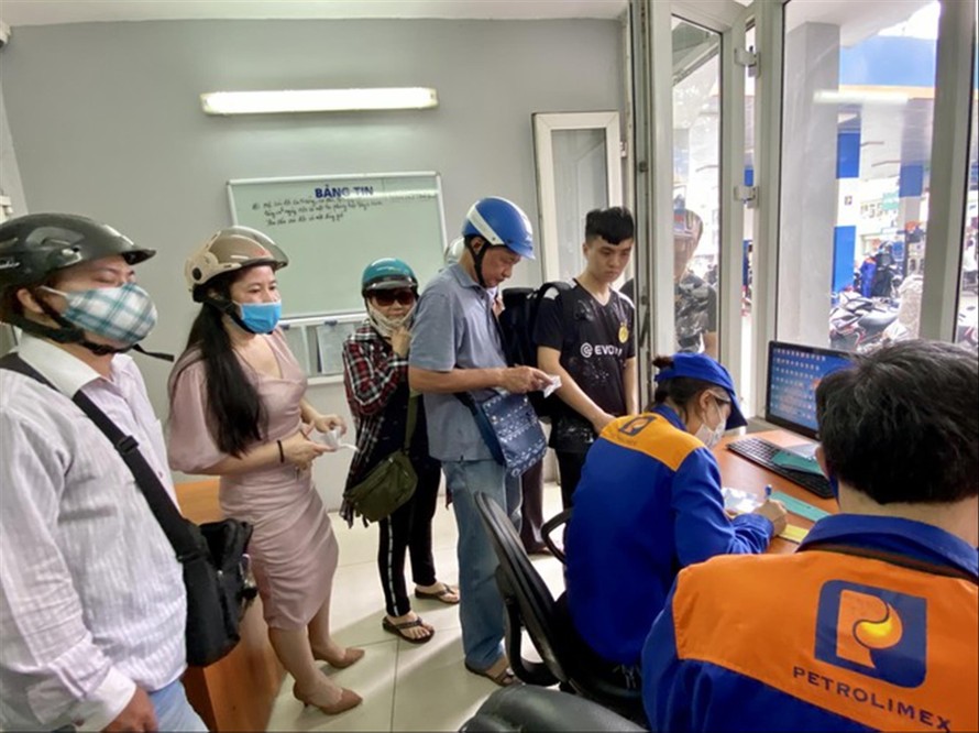 Quầy bán bảo hiểm xe máy ngay tại một cây xăng 