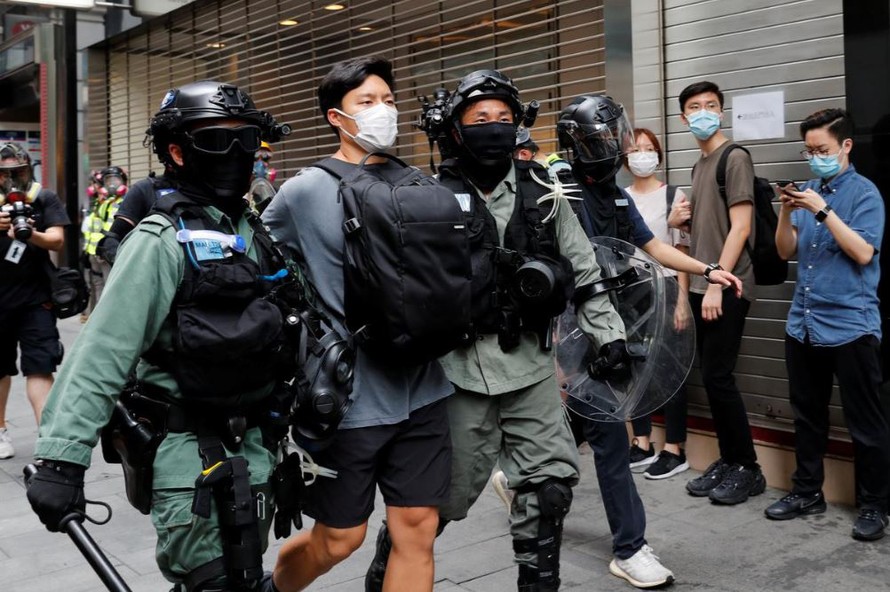 Cảnh sát chống bạo động bắt giữ một người biểu tình ở Hong Kong ngày 27/5 Ảnh: Reuters 