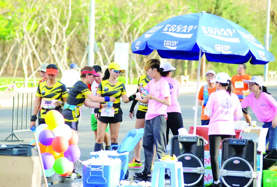 Lực lượng tình nguyện viên luôn sẵn sàng hỗ trợ VĐV trên đường chạy Tiền Phong Marathon, giảm thiểu tối đa rủi ro có thể xảy ra ảnh: HOÀNG ANH 