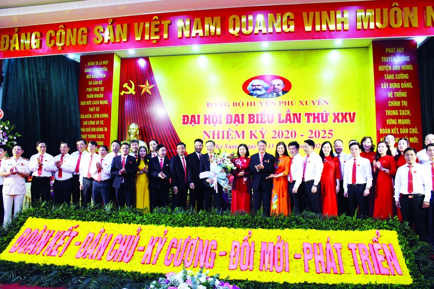 Ban Chấp hành Đảng bộ Phú Xuyên khóa 25 ra mắt tại đại hội sáng 13/8 Ảnh: T.Đảng