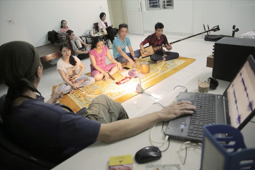Các học viên CLB Ca trù Đông Môn tranh thủ học ban đêm Ảnh: Bạch Viên 