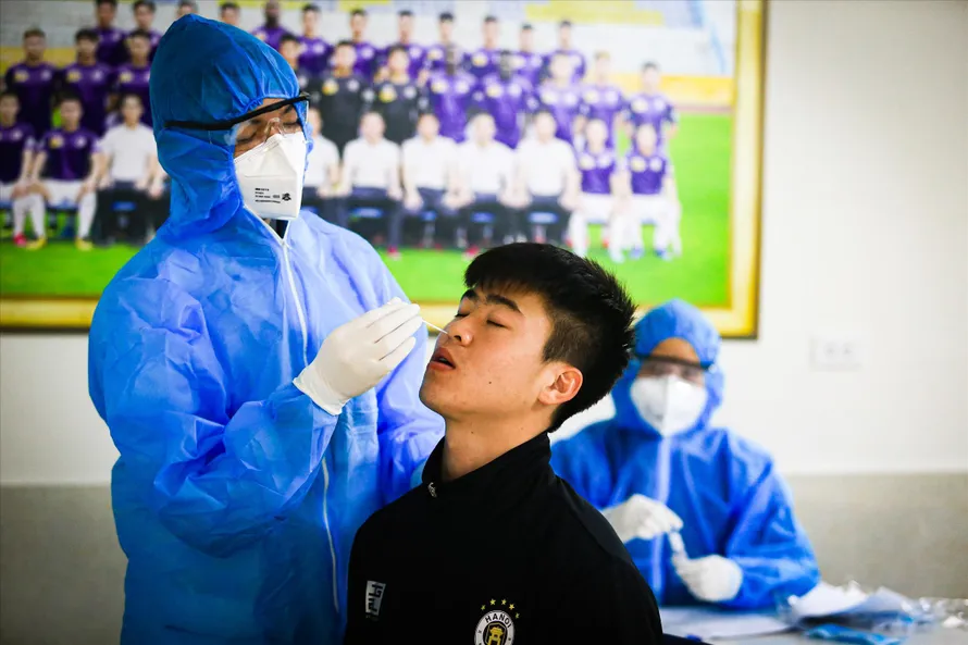 CLB Hà Nội thực hiện xét nghiệm COVID-19 cho các cầu thủ khi tập trung quân sau Tết Nguyên đán Ảnh: anh nghiêm