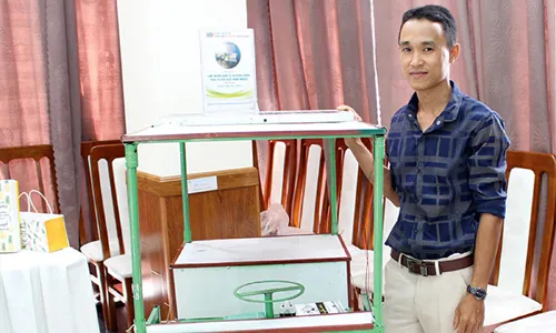 Thầy giáo Trần Trung Hiếu bên mô hình xe năng lượng mặt trời phục vụ nông nghiệp Ảnh: NVCC