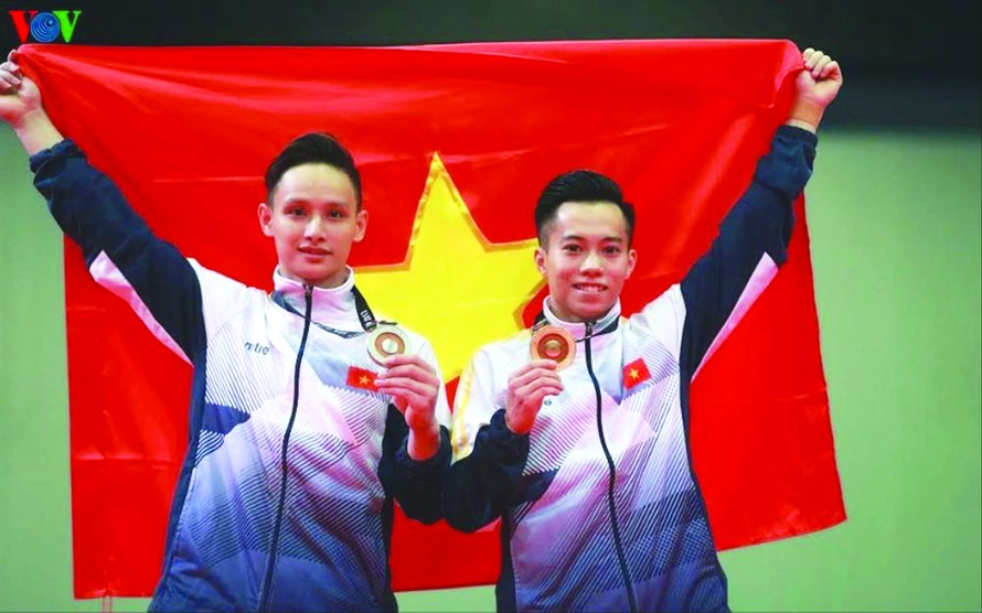 Thanh Tùng (phải) là VĐV thứ 2 của TTVN giành vé tham dự Olympic Tokyo 2020