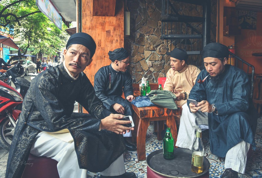 Đàn ông Hà thành diện áo ngũ thân vẫn “lê la” quán xá thoải mái. Ảnh: Phan Huy
