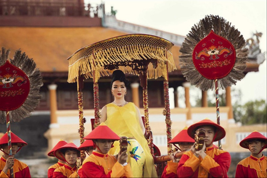 Giáng My được cho là trình diễn thời trang trên bản sao của kiệu rước vua Ảnh: Kiếng Cận