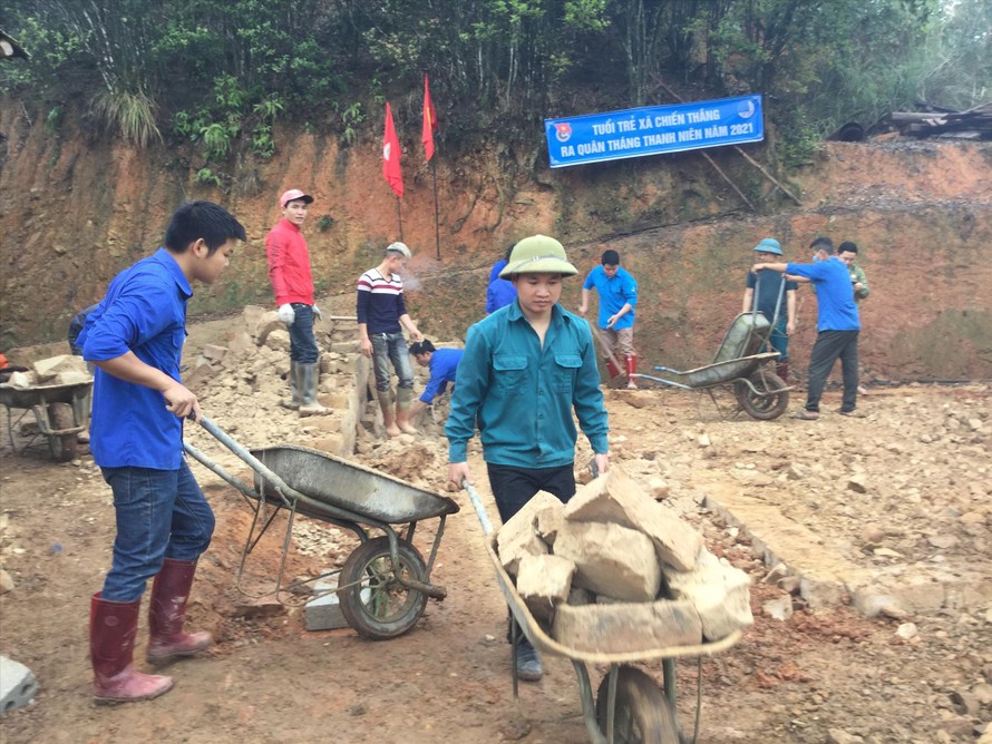 Đoàn viên, thanh niên địa phương tình nguyện tham gia ngày công xây nhà mới cho gia đình chị Xóp Ảnh: Duy Chiến