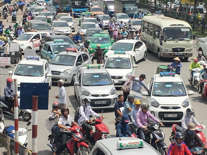 Chuyên gia cho rằng, giá xăng giảm nhưng giá cước taxi vẫn đứng yên là không chấp nhận được. Ảnh: A.Trọng 