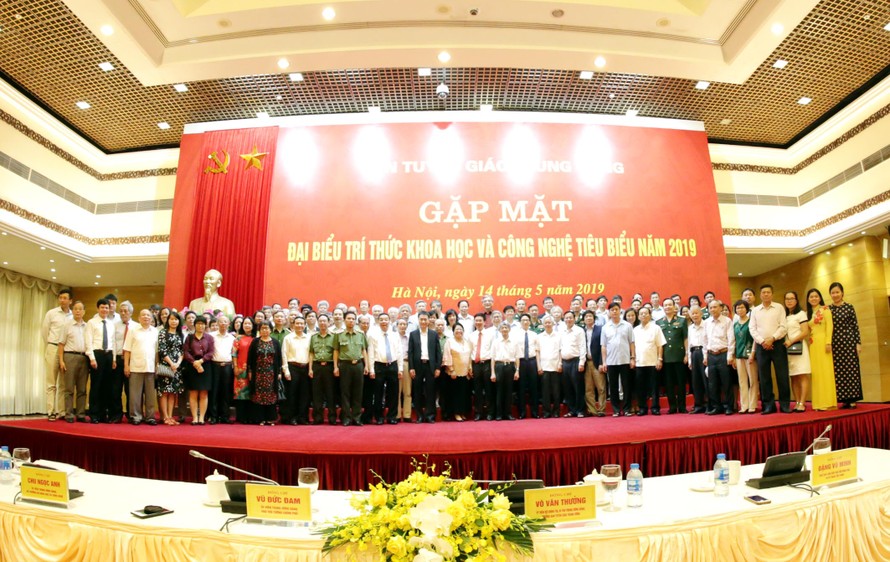 Ông Võ Văn Thưởng chụp ảnh kỷ niệm cùng 100 đại biểu trí thức trong buổi gặp mặt sáng qua 