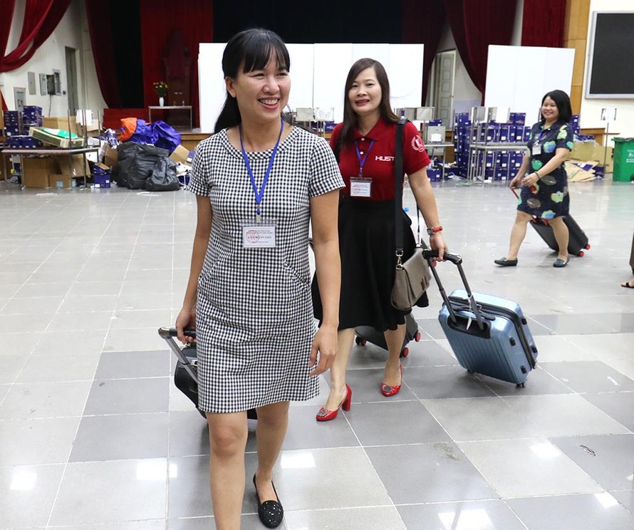 Nụ cười của cán bộ sao in đề thi sau khi được “thả” ra ngoài Ảnh: Như Ý