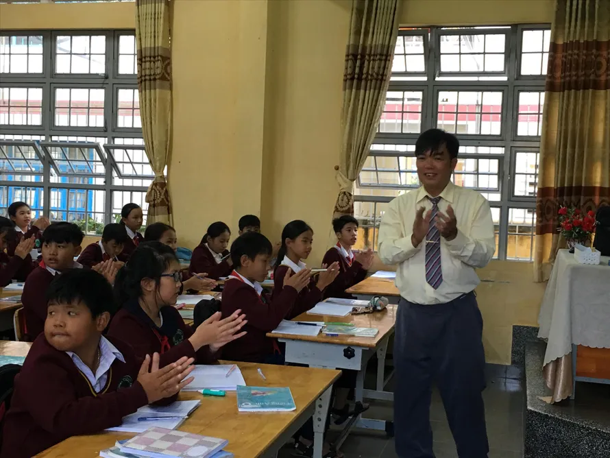 Long đong số phận giáo viên hợp đồng Ảnh: Nghiêm Huê 