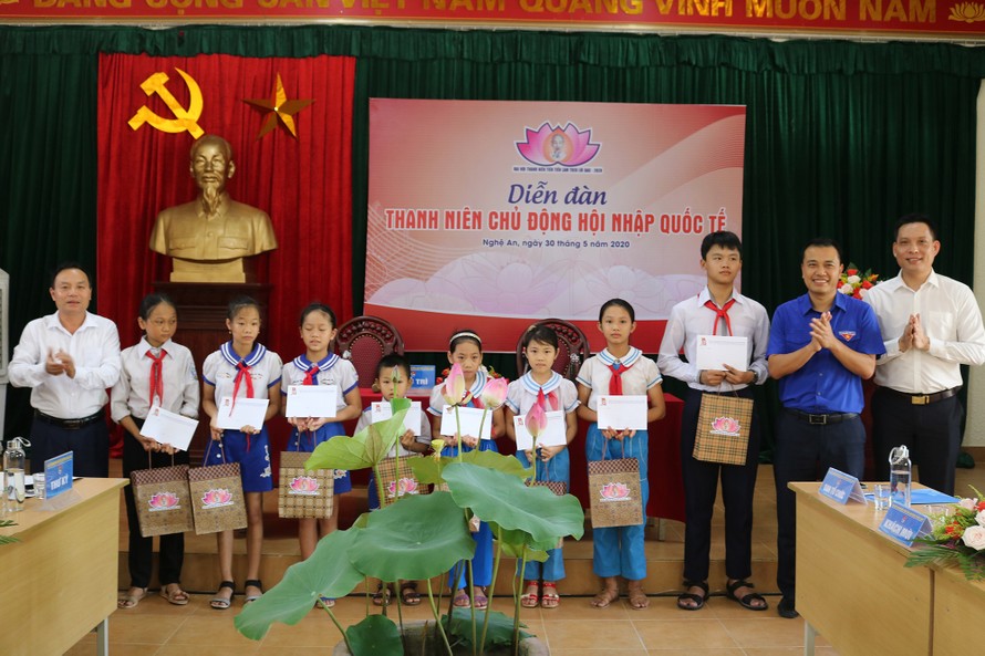 Trao 10 suất học bổng cho 10 học sinh vượt khó học giỏi của Trường Tiểu học Làng Sen Ảnh: Thu hiền 