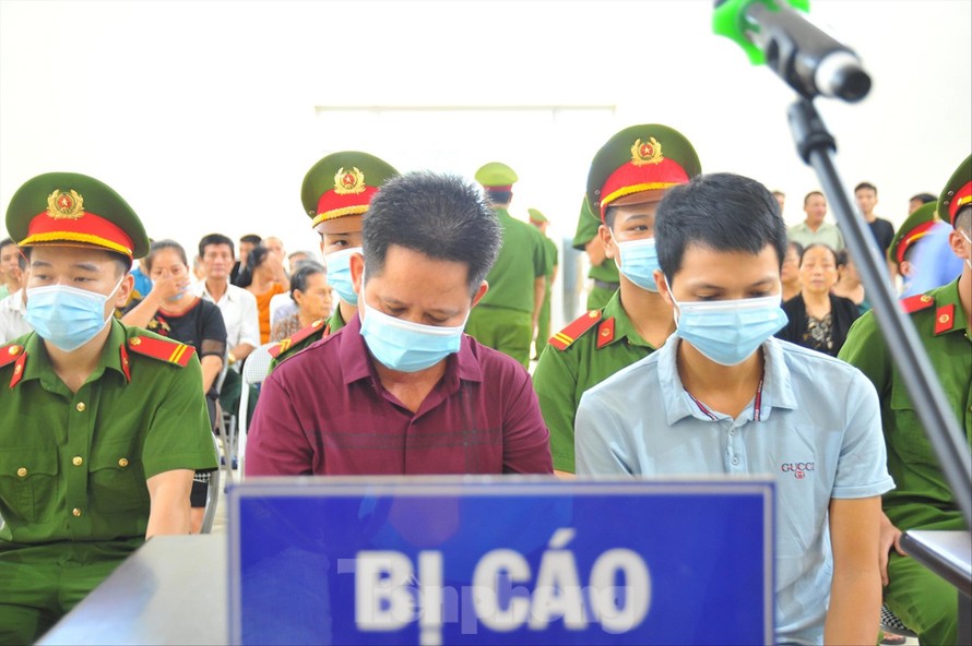 Bị cáo Thiện (bên trái) và bị cáo Vân tại phiên xét xử 