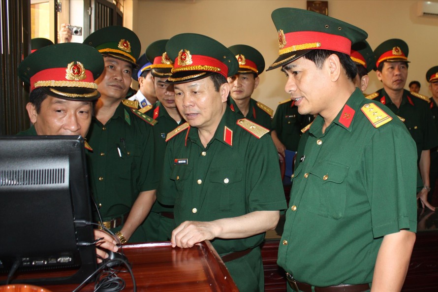 Thiếu tướng Nguyễn Hữu Hùng (khi đó đang là thượng tá, đầu tiên từ phải qua) cùng lãnh đạo Tổng cục Kỹ thuật kiểm tra nhà điều hành khu kỹ thuật của Lữ đoàn 249 