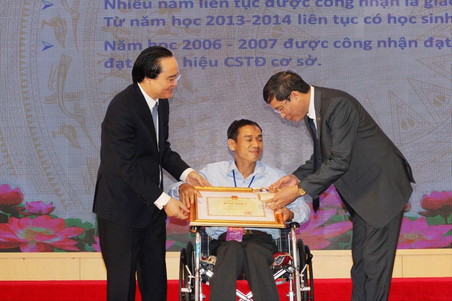 Bộ trưởng GD&ĐT Phùng Xuân  Nhạ sáng 15/11 trao bằng khen cho thầy Thái Thành Thuận - giáo viên Trường THCS Tam Bình, huyện Cai Lậy, tỉnh Tiền Giang 