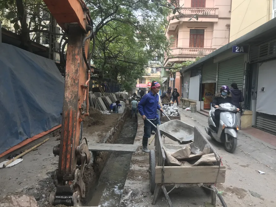 Đào bới khắp nơi để làm lại đường không quây chắn là nguyên nhân gây ô nhiễm nặng ở Hà Nội Ảnh: Q.T