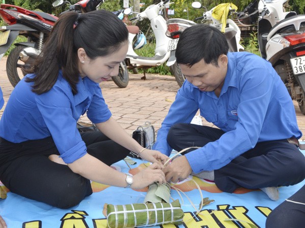 Bạn trẻ Bà Rịa - Vũng Tàu gói bánh tặng người nghèo dịp Tết Ảnh: baobariavungtau.com.vn 