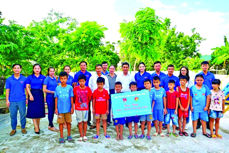 Chị Nguyễn Hồng Anh - Bí thư Huyện Đoàn Quảng Xương (Thanh Hóa) tại công trình khu vui chơi bàn giao cho các địa phương