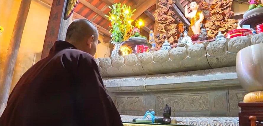 Bảo vật hương án bằng đá gần 600 tuổi ở Bắc Giang