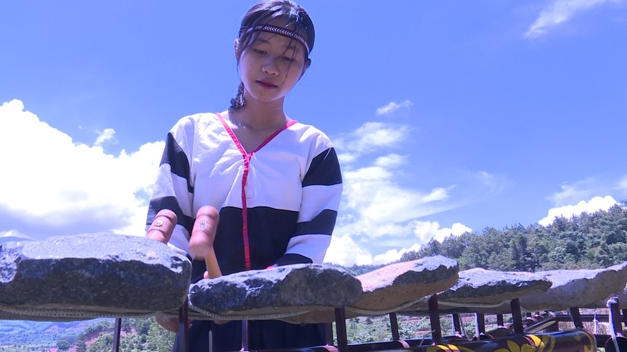 Chiêm ngưỡng bộ đàn đá nghìn năm tuổi của người Raglai 