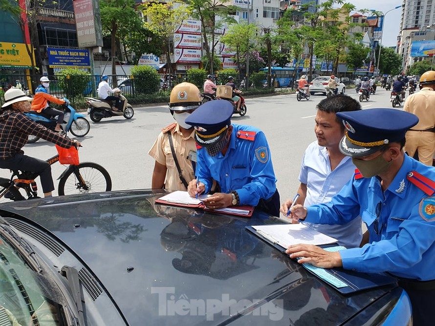 Lực lượng chức năng đã ra quân xử lý nhiều xe taxi che biển số, đón trả khách sai quy định.