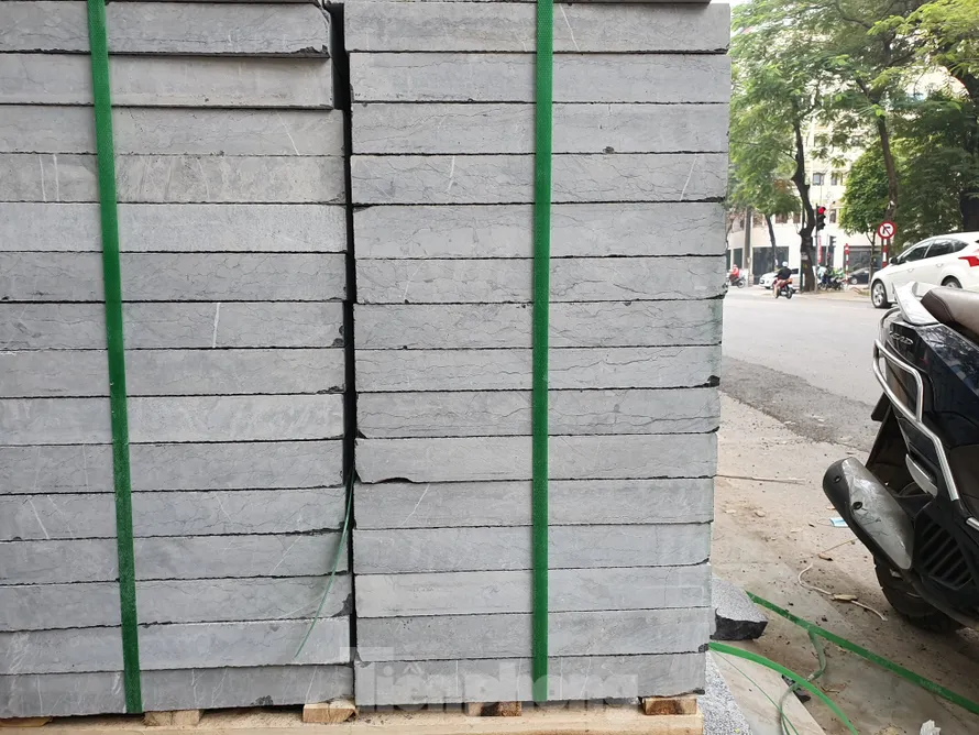 Đá lát vỉa hè đường phố Hà Nội chưa thi công đã xuất hiện những vết nứt, rạn...