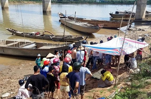 Thi thể đứa trẻ xấu số con anh Tứ chị Hương được tìm thấy trên sông Thạch Hãn ởi khu vực chân cầu Đại Lộc, xã Triệu Thuận. Ảnh: CA.