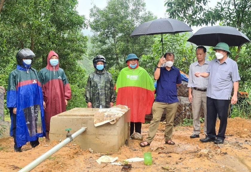 Chủ tịch Ủy ban Mặt trận Tổ quốc Việt Nam tỉnh Quảng Trị Đào Mạnh Hùng (bìa phải) kiểm tra công trình nước sạch tại thôn Thúc, xã Vĩnh Ô. Ảnh: N.Đ