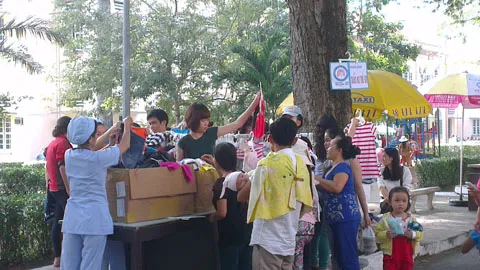  Thân nhân, bệnh nhi phấn khởi với quần áo mới. Ảnh: Thanh Huyền