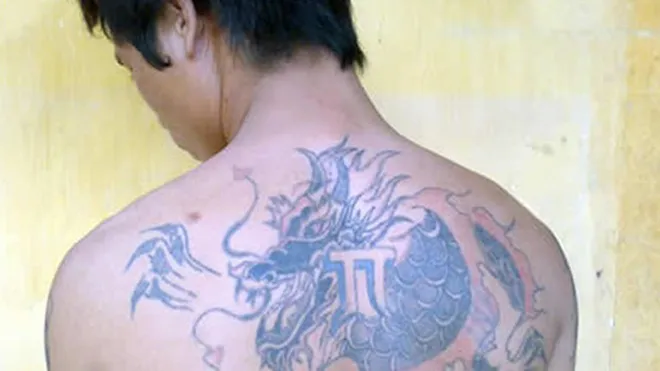 Hình xăm gớm ghiếc của Nhị "Máy chém".