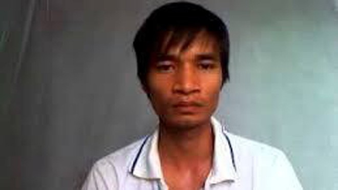 Hình tượng thường thấy của Nguyễn Đức Hậu với danh xưng ca sĩ Lệ Rơi trong các clip gây sốt. 