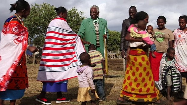 Gia đình của ông Isaya Ntokot (áo xanh ở giữa) không được coi là đặc biệt trong xã hội Kenya