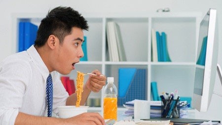 Trước những quy định quái gở, dân công sở giễu lại bằng thơ.