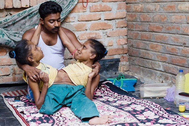 Dù kém tuổi Ganga và Jamuna Mondal nhưng anh Jasimuddin Ahmad muốn đem hạnh phúc tới cho hai phụ nữ thiệt thòi. Ảnh: Mirror 