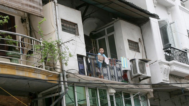 Một kiểu cơi nới mặt ngoài ở phố Mã Mây - Ảnh: Đan Hạ