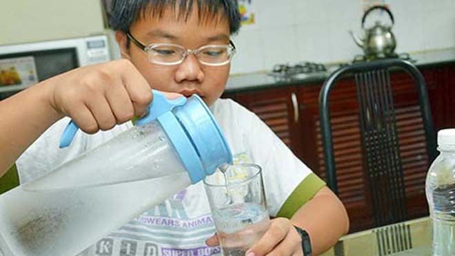 Cần uống đủ nước vì cơ thể thường xuyên mất nước khi hoạt độngẢnh: Tấn Thạnh