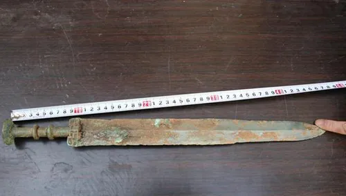 Phát hiện cổ kiếm bằng đồng 3.000 năm tuổi