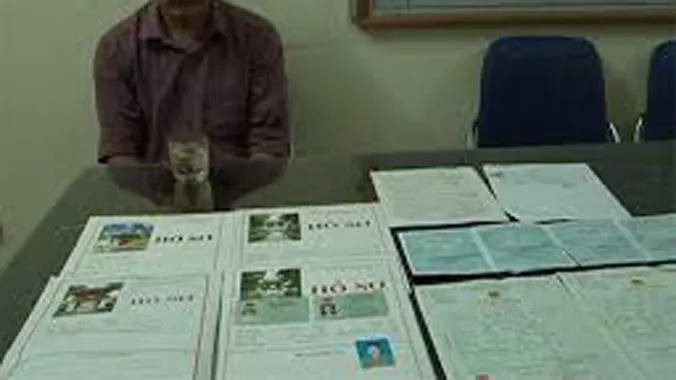Trung úy bộ đội liên kết nhân viên trường học lừa chạy việc