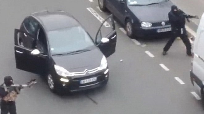 Hai kẻ khủng bố tấn công vào Charlie Hebdo. (Nguồn: DM) 