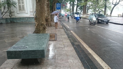 Ghế đá cổ vừa được phục dựng lại nhưng chưa được "ưng ý".
