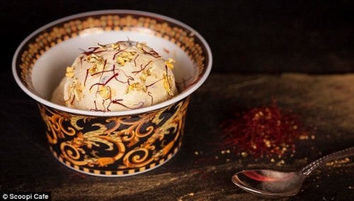 Dùng xong món kem đắt tiền, du khách còn được mang luôn cả bát và thìa về làm kỷ niệm.