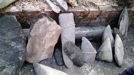 Bộ đàn đá còn khá nguyên vẹn.