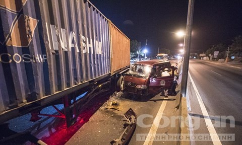 Xe container ép ô tô vào dải phân cách, hai người trọng thương